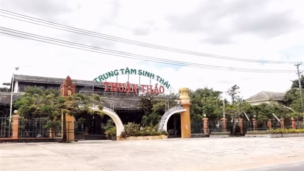 Tạm hoãn xuất cảnh đối với nữ doanh nhân từng là “bông hồng vàng”