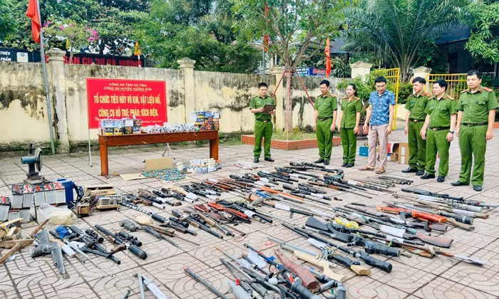 Công an Hà Tĩnh vận động nhân dân giao nộp hàng trăm khẩu súng -0