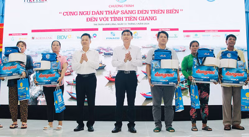 Agribank đồng hành với chương trình “Cùng ngư dân thắp sáng đèn trên biển” tại Tiền Giang -1