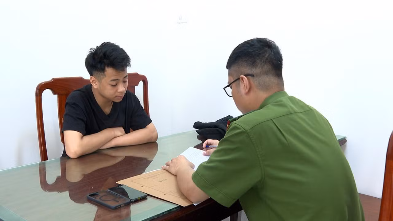 Nghiện bi-a, lên kế hoạch cướp giật tại cửa hàng bán điện thoại di động -0