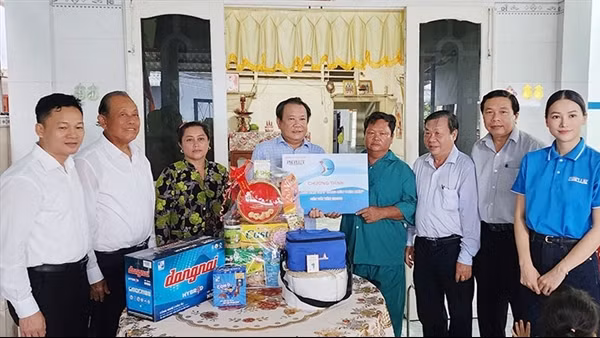 Agribank đồng hành với chương trình “Cùng ngư dân thắp sáng đèn trên biển” tại Tiền Giang