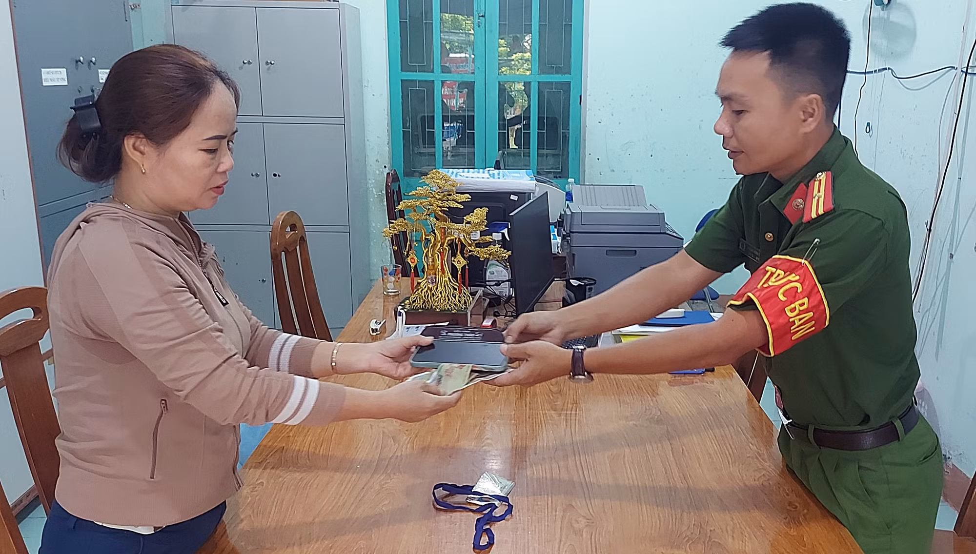 Thiếu tá Công an trao trả chiếc ví đánh rơi cho nữ công nhân -0