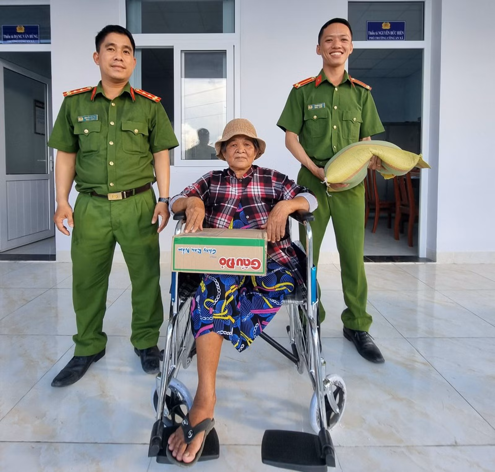 Đại úy Công an hỗ trợ xe lăn cho mẹ ruột của đối tượng phạm pháp -0