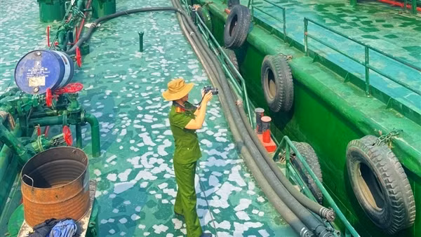Khởi tố 2 công chức Hải quan Bà Rịa - Vũng Tàu trong vụ buôn lậu xăng dầu