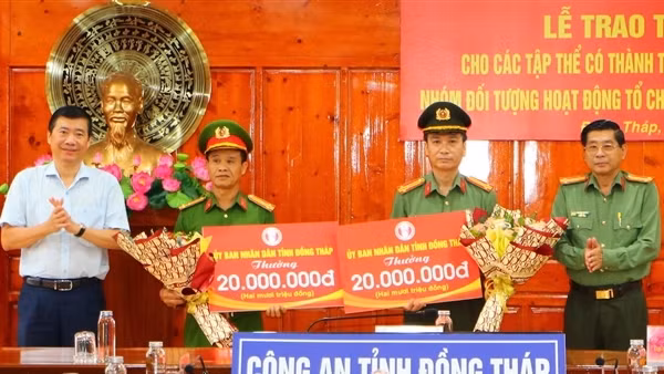 Đồng Tháp khen thưởng các tập thể triệt phá đường dây đánh bạc trên 300 tỷ đồng