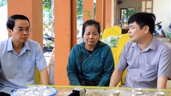 Thăm hỏi, hỗ trợ gia đình cháu bé tử vong trong xe ô tô đưa đón học sinh