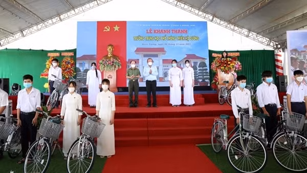 Trao máy tính bảng, xe đạp cho học sinh khó khăn trong ngày khánh thành trường Thiên Hộ&nbsp;Dương