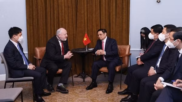 Thủ tướng Phạm Minh Chính dâng hoa tưởng nhớ Bác Hồ, thăm “không gian Hồ Chí Minh” tại TP. Montreuil ảnh 6