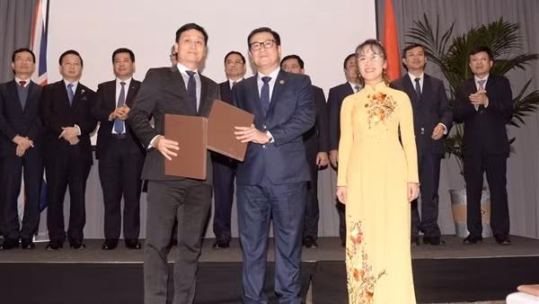 Một phút trước nửa đêm ảnh 4