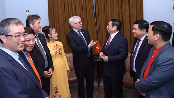 Thủ tướng Phạm Minh Chính dâng hoa tưởng nhớ Bác Hồ, thăm “không gian Hồ Chí Minh” tại TP. Montreuil ảnh 5