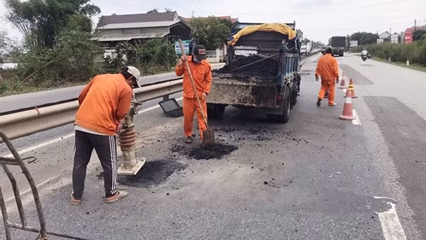 Tự tông vào đuôi xe tải, hai thanh niên thương vong ảnh 3