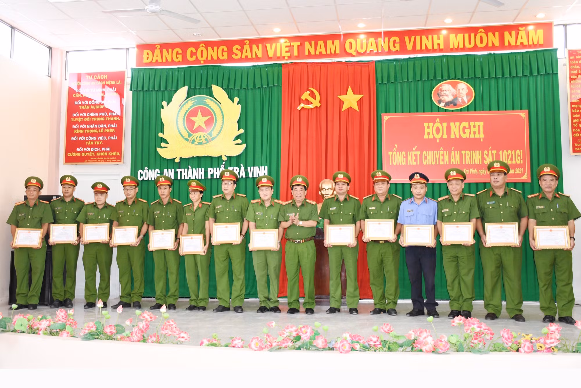 Trao khen chuyên án bắt giữ thủ phạm gây ra vụ án ở Trà Vinh -0