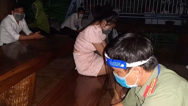 13 nam, nữ mở "tiệc" ma tuý trong quán karaoke ảnh 3
