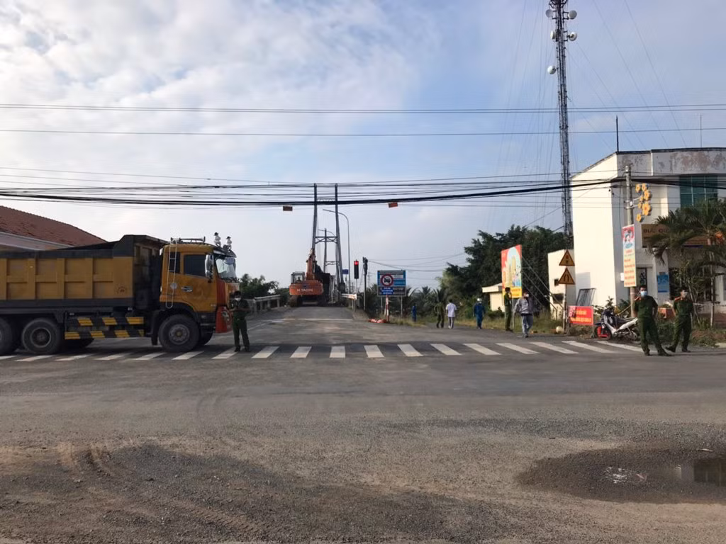 Xe ben làm sập cầu dây văng, người dân huyện Mộc Hóa phải qua lại bằng phà -0