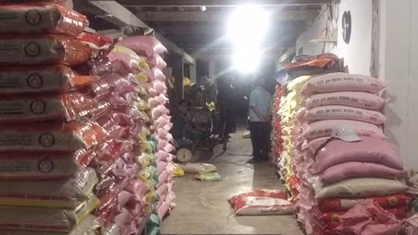 Buôn lậu thuốc lá, phân&nbsp;bón, đường cát vẫn nhộn nhịp ở Long An ảnh 3