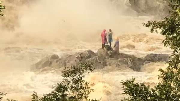 Cứu nhiều người thoát nạn trong hiểm nguy ảnh 3