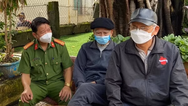 Trưởng Công an quận là tình nguyện viên mùa dịch ảnh 3