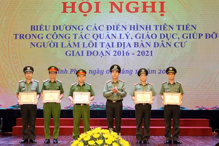 Biểu BIỂU DƯƠNG ĐIỂN HÌNH TIÊN TIẾN TRONG CÔNG TÁC QUẢN LÝ, GIÁO DỤC, GIÚP ĐỠ NGƯỜI LẦM LỖI TẠI ĐỊA BÀN DÂN CƯ -0