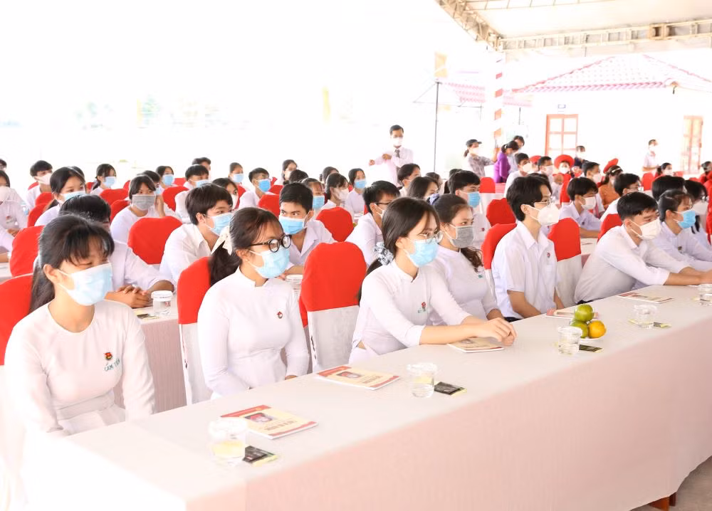 Trao máy tính bảng, xe đạp cho học sinh trong ngày khánh thành trường Thiên Hộ&nbsp;Dương -0