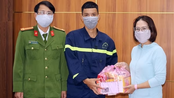 Công an tỉnh Hà Tĩnh tặng hơn 190 triệu đồng đỡ đầu con trai đồng đội ảnh 2