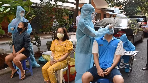 Hà Nội yêu cầu công khai giá dịch vụ xét nghiệm COVID-19 ảnh 1