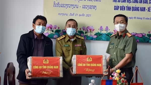 Khởi công xây dựng trụ sở làm việc cho Công an bản Ka Lô (Lào) ảnh 4