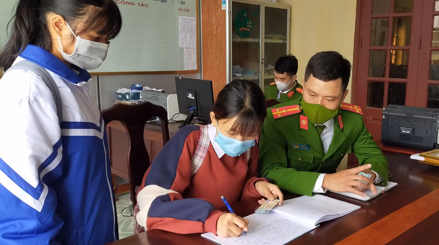 Gặp lại cháu bé thoát chết từ miệng hà bá -0