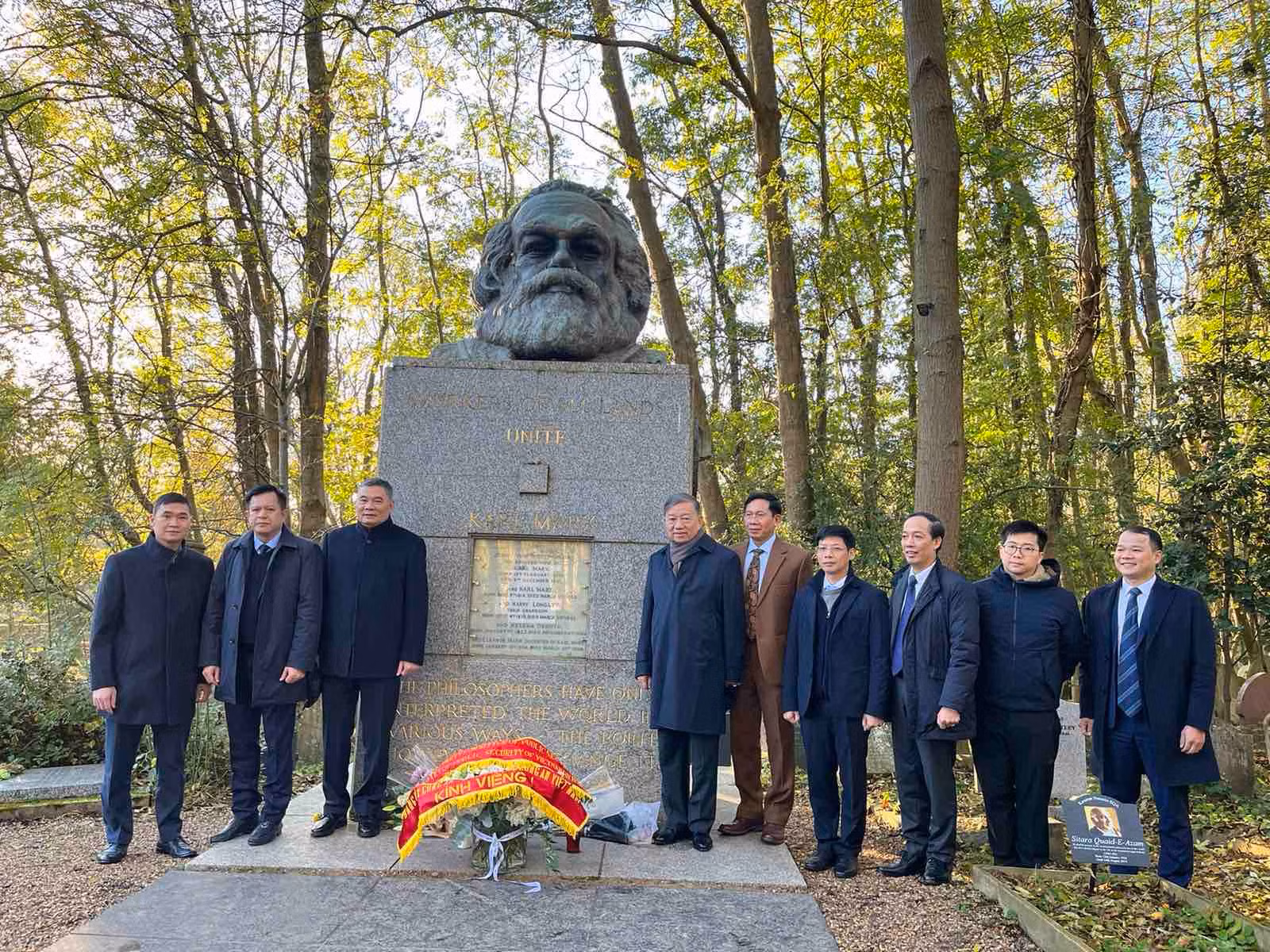 Bộ trưởng Tô Lâm đặt vòng hoa, thăm mộ Karl Marx -0