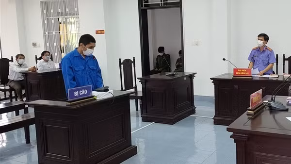 Say rượu vác xẻng tấn công cán bộ phường giữa lúc giãn cách xã hội