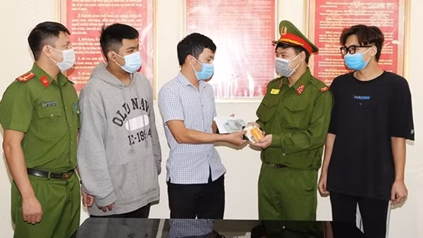 Phó Trưởng Công an xã trả lại tài sản cho người đánh rơi ảnh 3