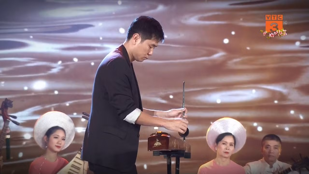 bên cạnh mảng sáng tác ca khúc, nhạc sĩ hồ hoài anh còn được biết tới là một nghệ sĩ đàn bầu.jpg -0