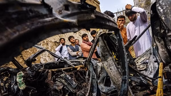 Taliban "cưỡi" thiết giáp Mỹ, trực thăng Nga diễu binh ở Kabul ảnh 3