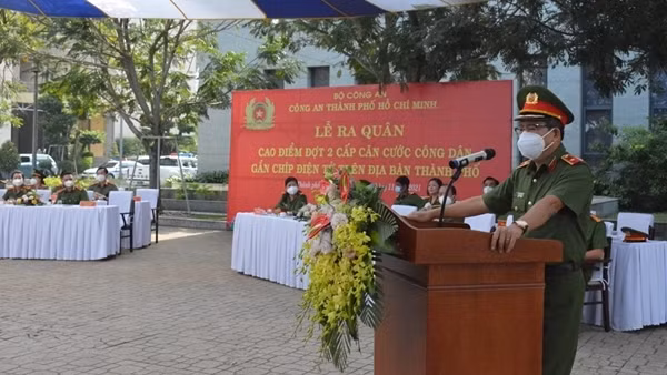 Theo chân cán bộ Công an quận Long Biên cấp căn cước lưu động cho người dân bằng xe buýt ảnh 3