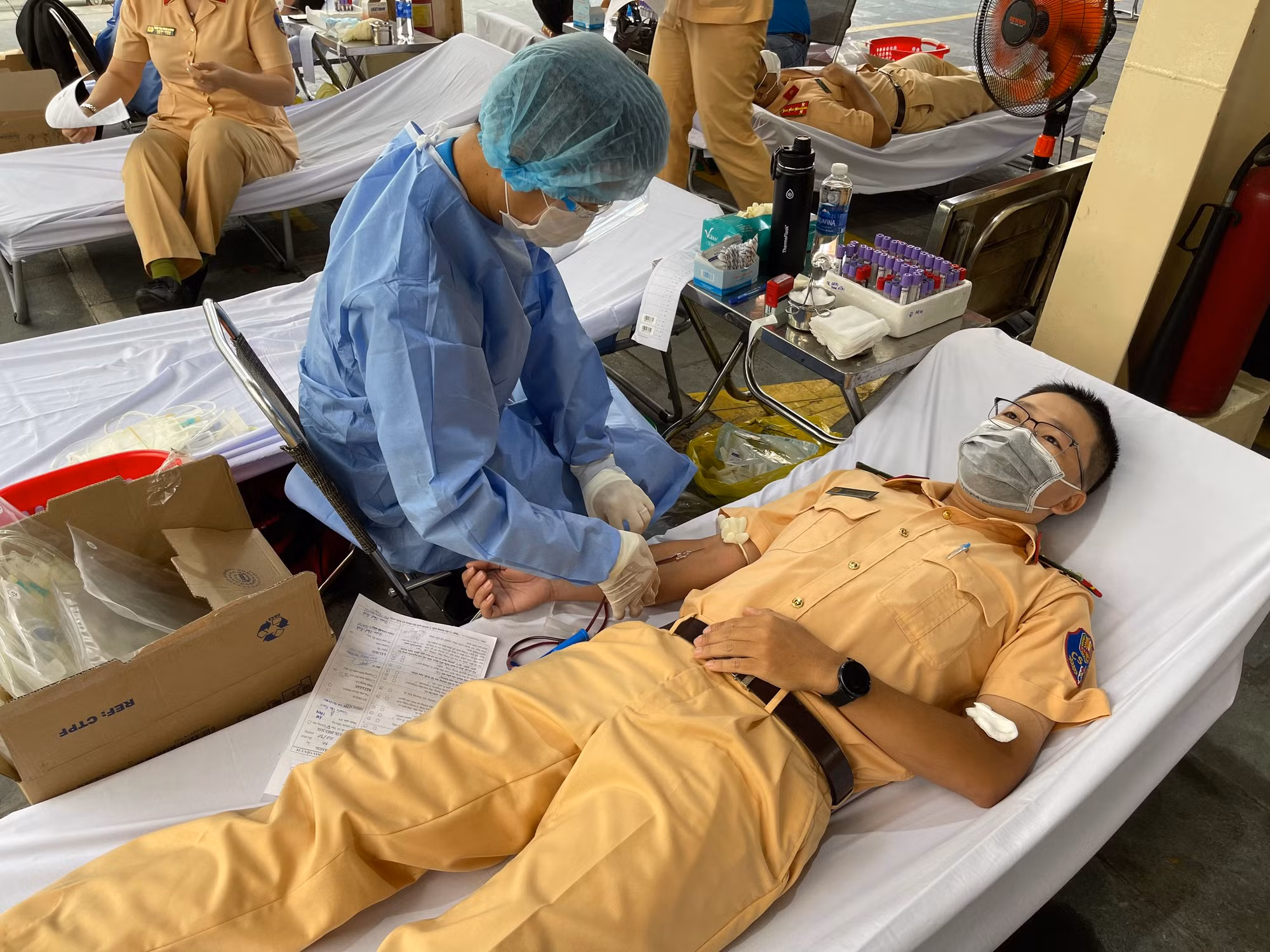 Vừa rời ca trực vội tìm đến đến hiến máu cứu người -2