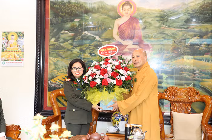 Công an tỉnh Yên Bái chúc mừng kỷ niệm 40 năm thành lập Giáo hội Phật giáo Việt Nam -0