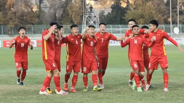 Tặng bằng khen cho cầu thủ giúp U23 Việt Nam vào vòng chung kết U23 châu Á 2022 ảnh 2