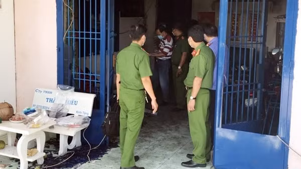 Mâu thuẫn chia tài sản sau ly hôn, chồng dùng xăng đốt vợ ảnh 2