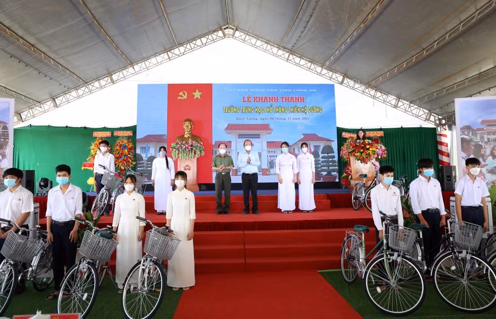 Trao máy tính bảng, xe đạp cho học sinh trong ngày khánh thành trường Thiên Hộ&nbsp;Dương -2