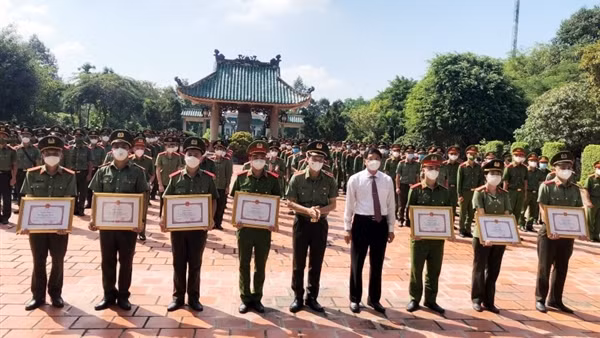 Khen thưởng hàng trăm CSCĐ tham gia chống dịch ở Bình Dương ảnh 2