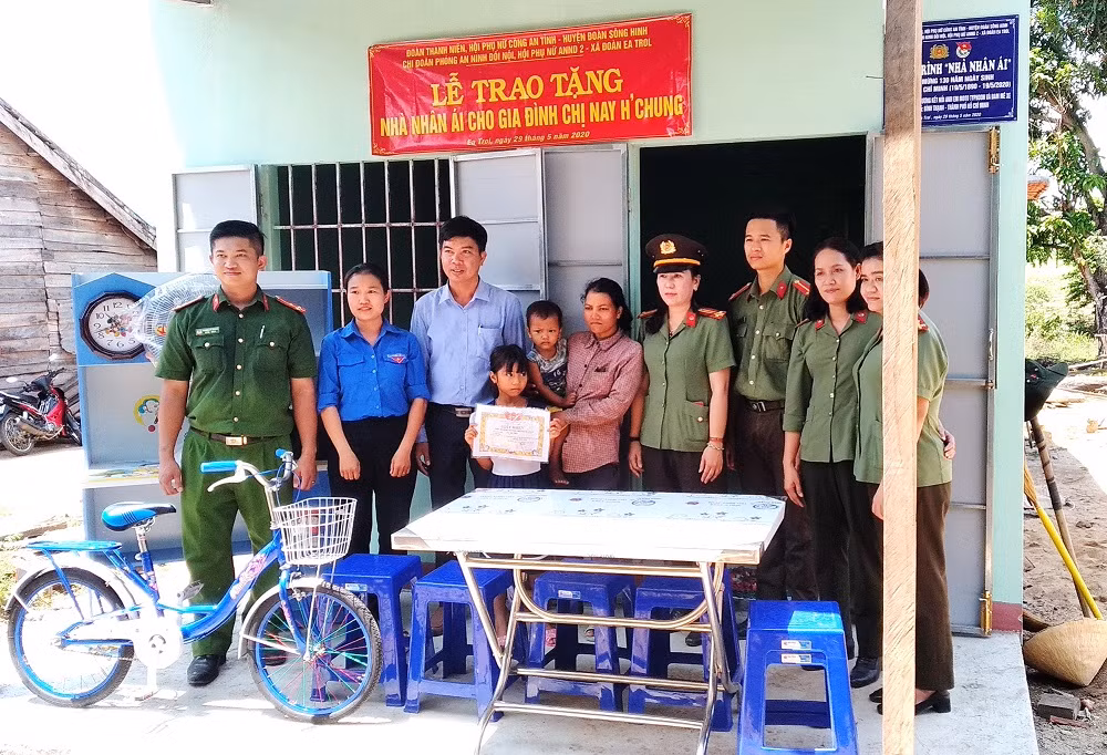 Những chiến sĩ an ninh “4 cùng” với buôn làng&nbsp; -0