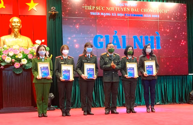 Trao giải -0