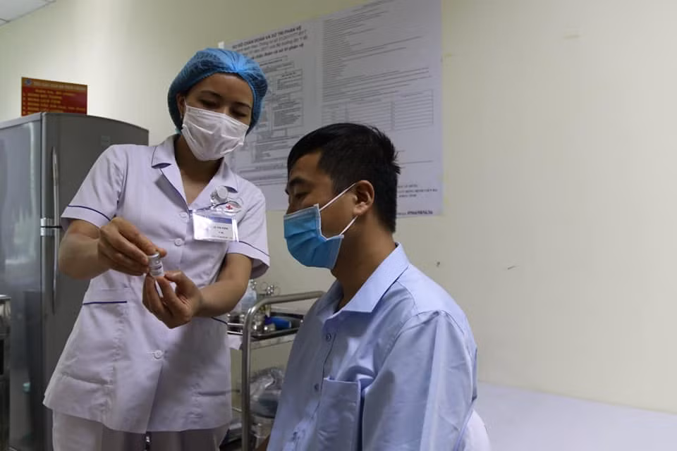 Trước khi tiêm chủng phải cho cha, mẹ của trẻ xem lọ vaccine -0