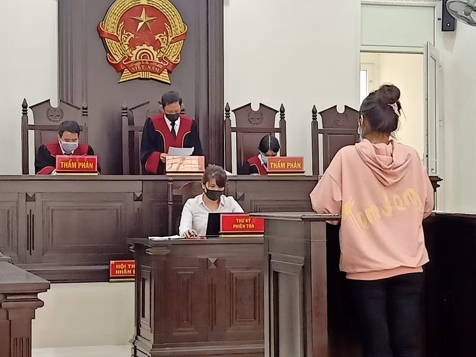Giới thiệu gái bán dâm để hưởng lợi 1 triệu đồng -0