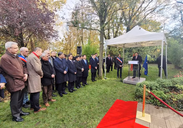 Thủ tướng Phạm Minh Chính dâng hoa tưởng nhớ Bác Hồ, thăm “không gian Hồ Chí Minh” tại TP. Montreuil -0