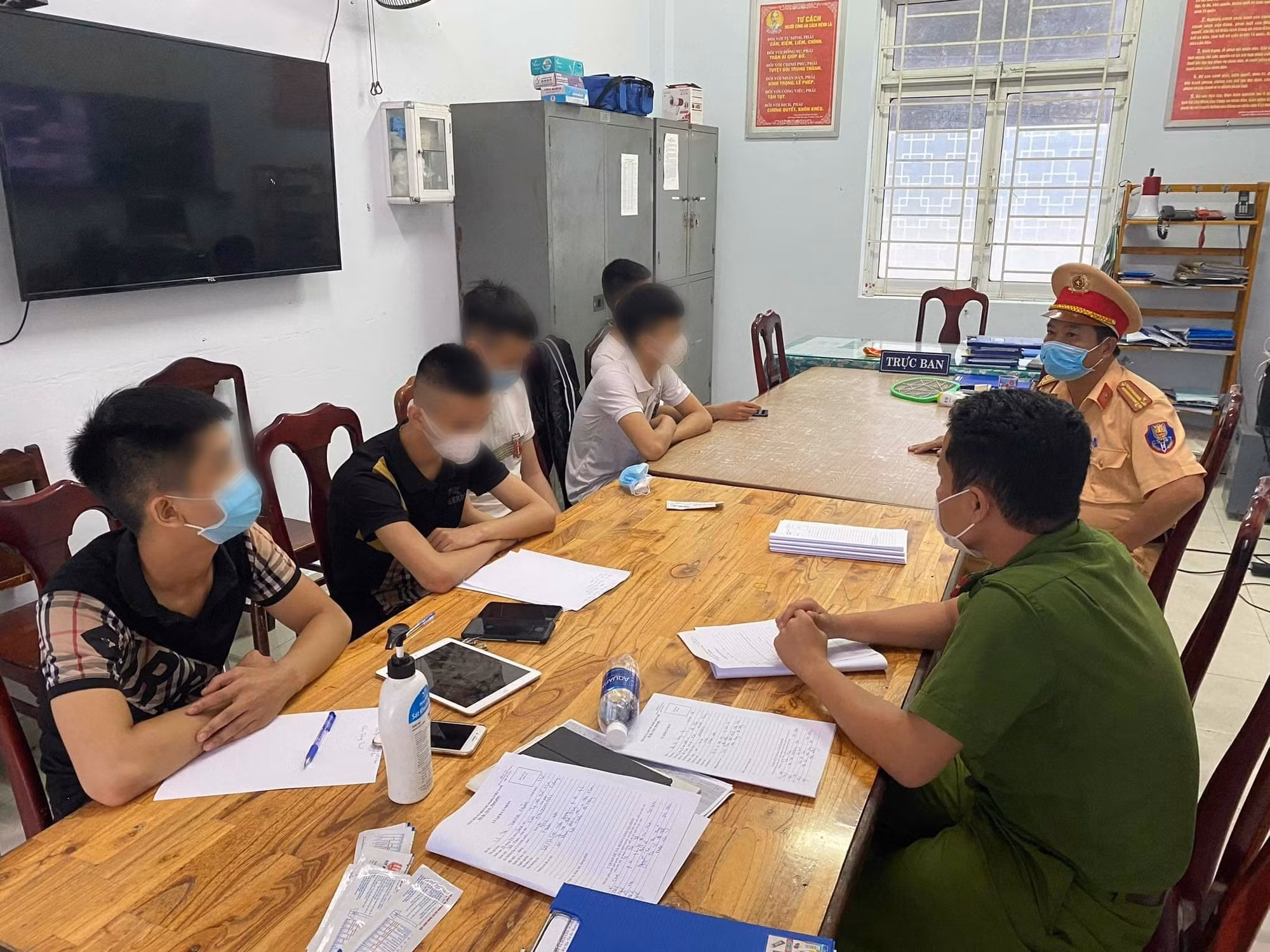 Chốt kiểm dịch phát hiện 7 nam nữ thuê grab từ Đà Nẵng vào Hội An bay lắc -1