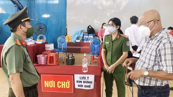 Thừa Thiên-Huế đẩy nhanh tiến độ tiêm vaccine phòng COVID-19 cho người từ 18 tuổi trở lên ảnh 4