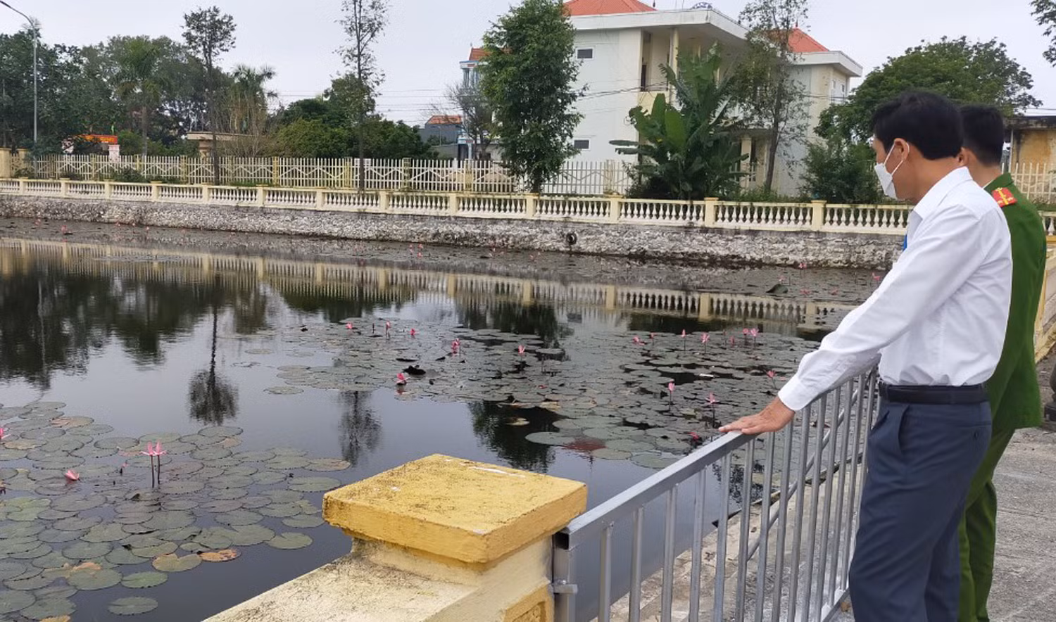 Gặp lại cháu bé thoát chết từ miệng hà bá -0
