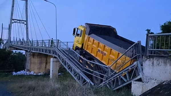 Sập cầu do xe tải chở vượt tải trọng gần 10 lần