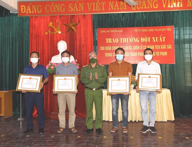 Trao thưởng quần chúng và CBCS khám phá nhanh vụ 2 đối tượng trộm chó cướp xe máy khi bị truy đuổi -0