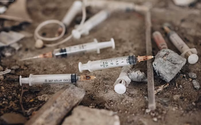 Dọa bị… HIV để khủng bố con nợ -0